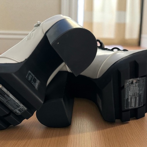 Elegant Cream Lace-Up Combat Boots - Picture 4 of 4